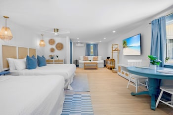 Deluxe Two-King One-Bedroom Suite | Ropa de cama de alta calidad, camas con pillow-top y minibar 