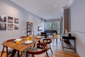 Appartement supérieur, 2 chambres, balcon, vue sur la ville | Literie de qualité, coffre-fort