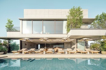 屋外プール、営業時間 7:00 ~ 23:00、プール パラソル