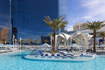 6 piscines extérieures, cabanas (supplément), parasols