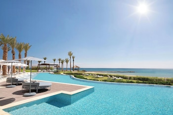 Piscine extérieure, tentes de plage, chaises longues