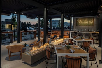2 restaurants; breakfast and dinner served