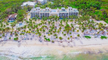 6 outdoor pools, pool umbrellas