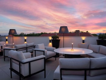 2 Bars/Lounges
