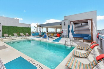 2 bars/lounges