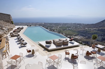 Piscine extérieure (ouverte en saison), parasols de plage