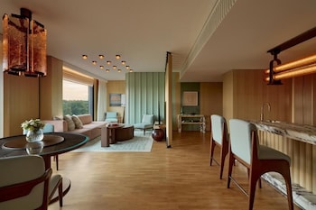 Hyde Park Balcony Suite | Oppholdsområde | En 65-tommers smart-TV med Parabol-TV