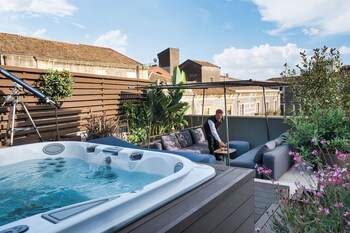 Couples treatment room(s), sauna, hot tub, steam room