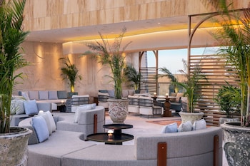 يقدم العشاء ووقت المشروبات المخفضة