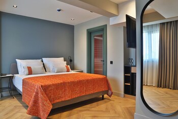 Comfort Room, 1 King Bed, City View | Premium bedding, minibar, in-room safe, desk