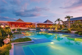 5 outdoor pools, open 6:30 AM to 7:00 PM, free pool cabanas
