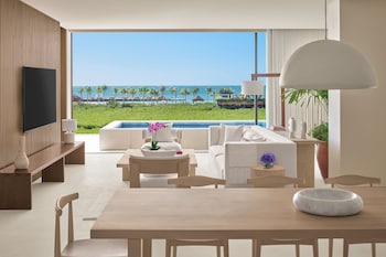 A la platja, platja de sorra blanca i cabanes de platja 