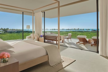 Rannalla, valkoista hiekkaa, maksullisia cabañoita, aurinkotuoleja