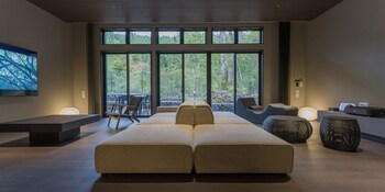 Habitación Deluxe (Type B) | Área de sala de estar | Televisión y piso con calefacción