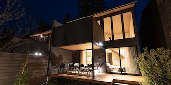 Habitación Deluxe (Type B) | Zona de estar | Una televisión, suelo radiante