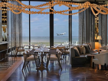 Frokost, lunsj og middag serveres, lokale og internasjonale retter