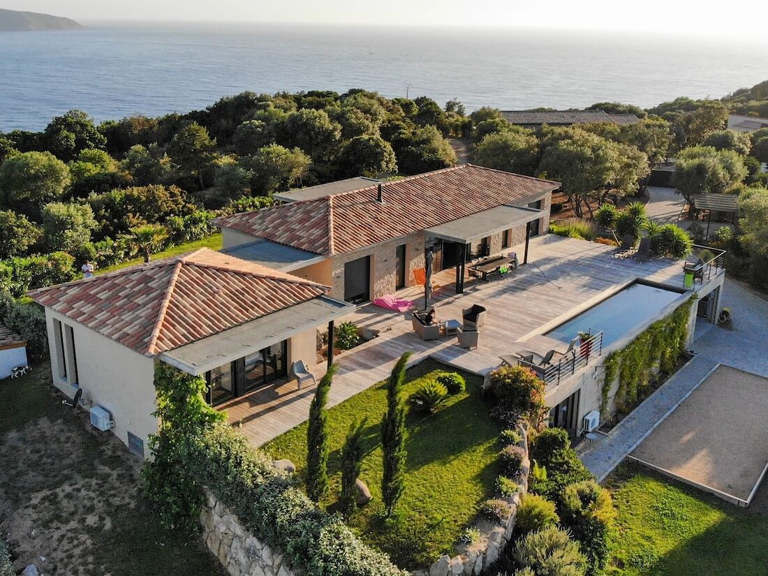 Cet été, planifiez une escapade de groupe de rêve dans une location de vacances privée.