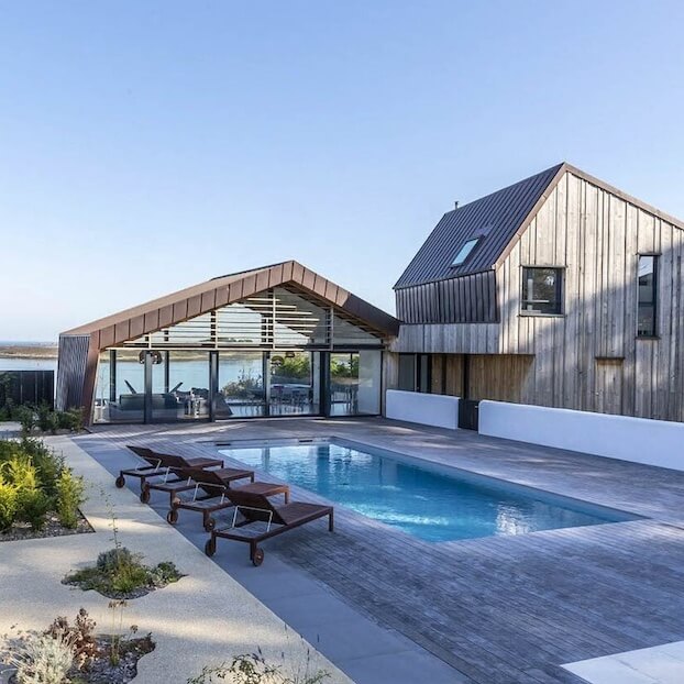 Recherchez des locations de vacances avec piscine.