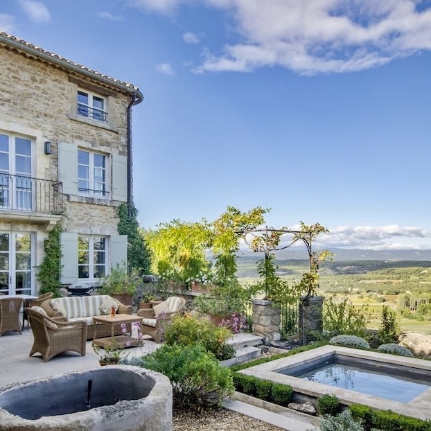 Réservez une location de vacances avec une vue exceptionnelle à Ménerbes, dans le Vaucluse.