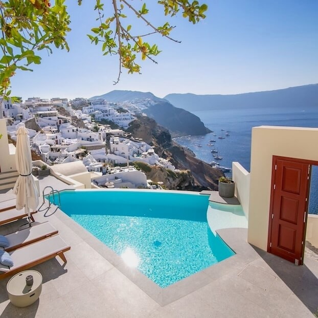 Réservez une location de vacances avec une vue exceptionnelle à Santorin, Grèce.