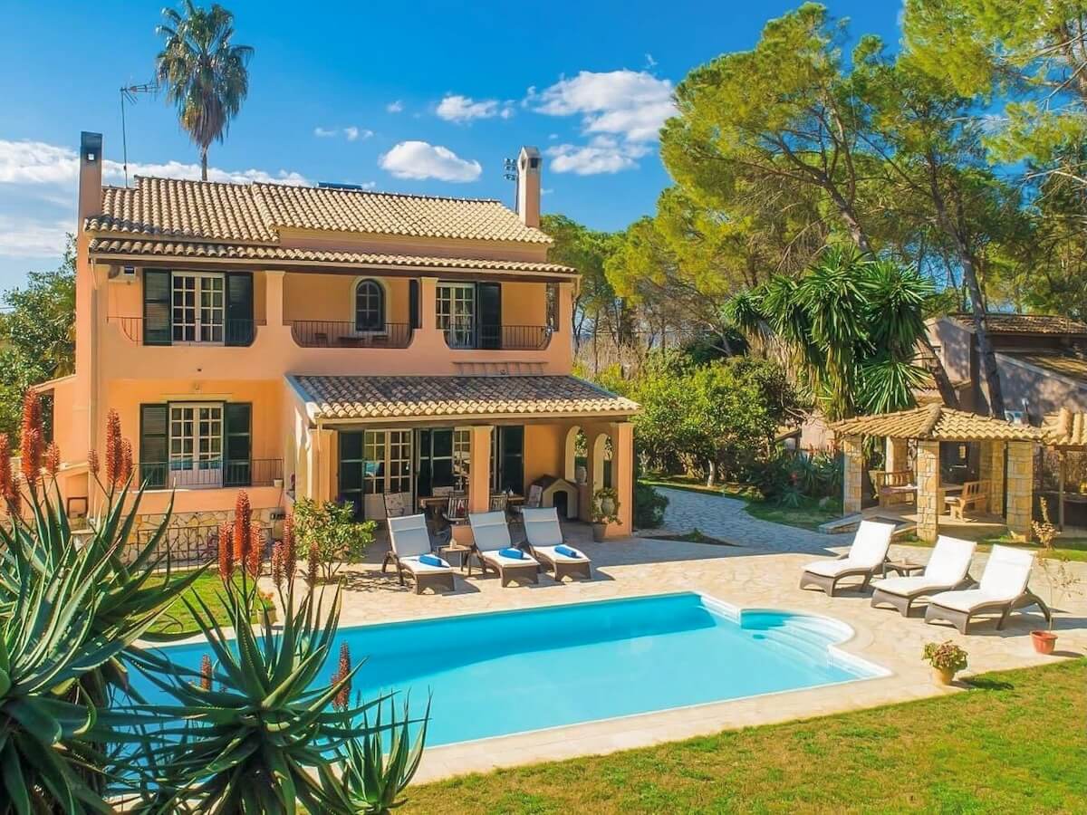 Découvrez des locations de vacances prisées et réservez-en une pour votre escapade estivale entre amis ou en famille.
