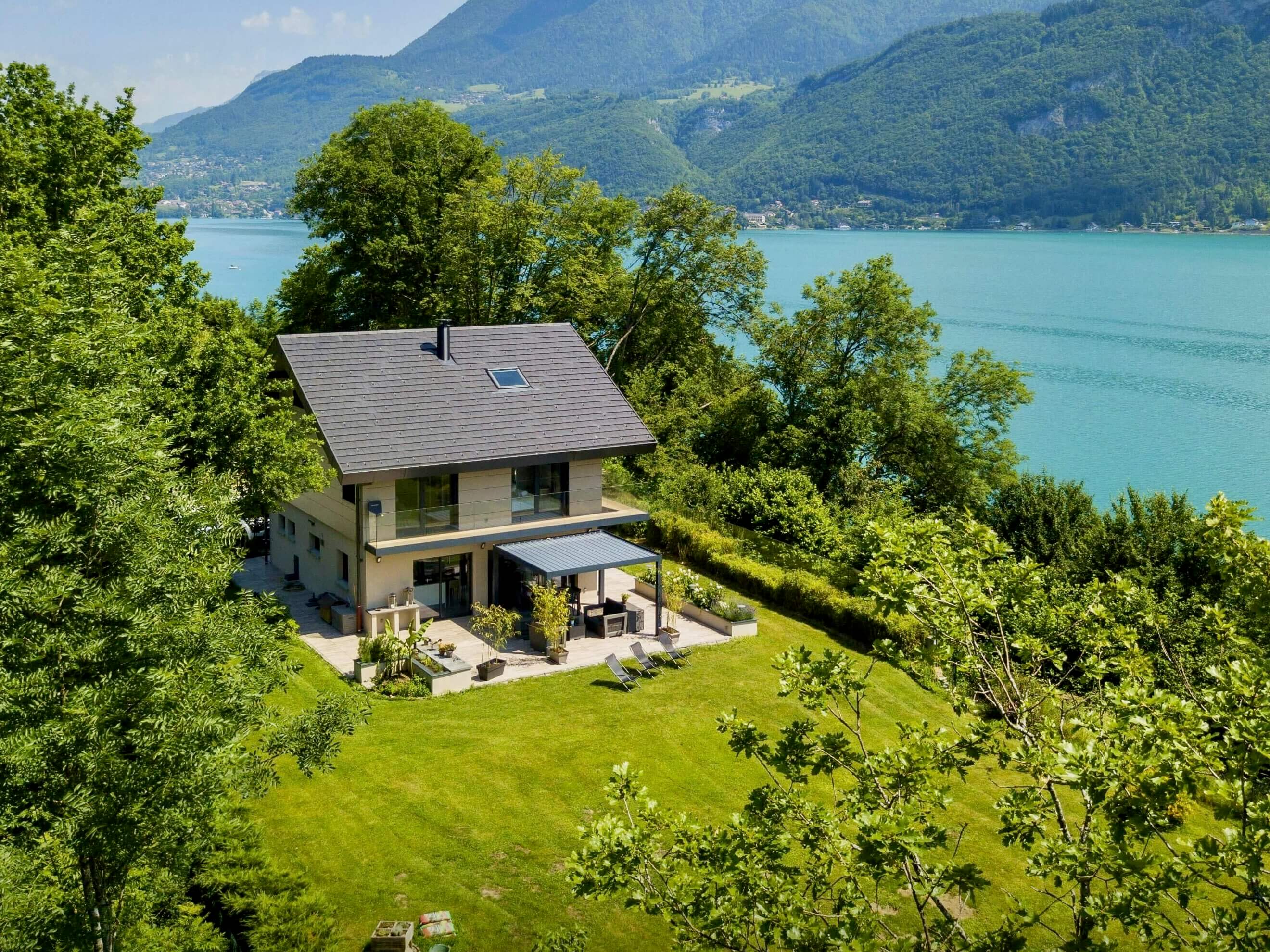 Réservez une location de vacances au bord d’un lac pour votre escapade de groupe cet été.