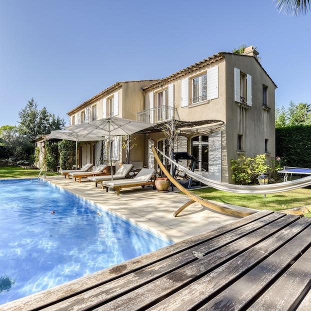 Réservez une location de vacances prisée à Saint-Tropez, dans le Var.