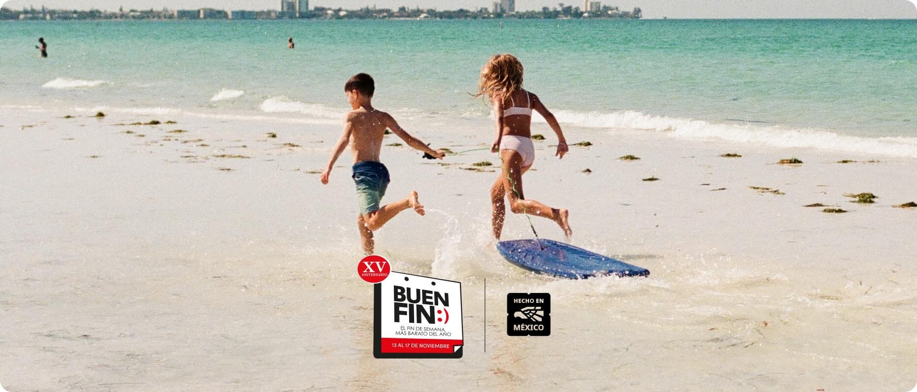Dos niños corriendo en una playa de arena blanca y un mar azul cristalino.