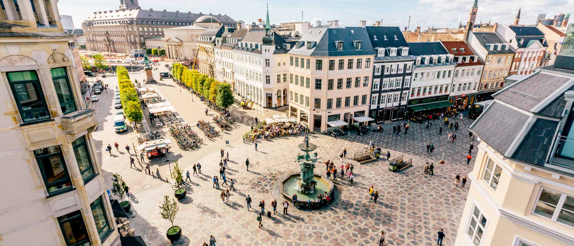 Ein Platz in einer europäischen Stadt in der Sommersonne.