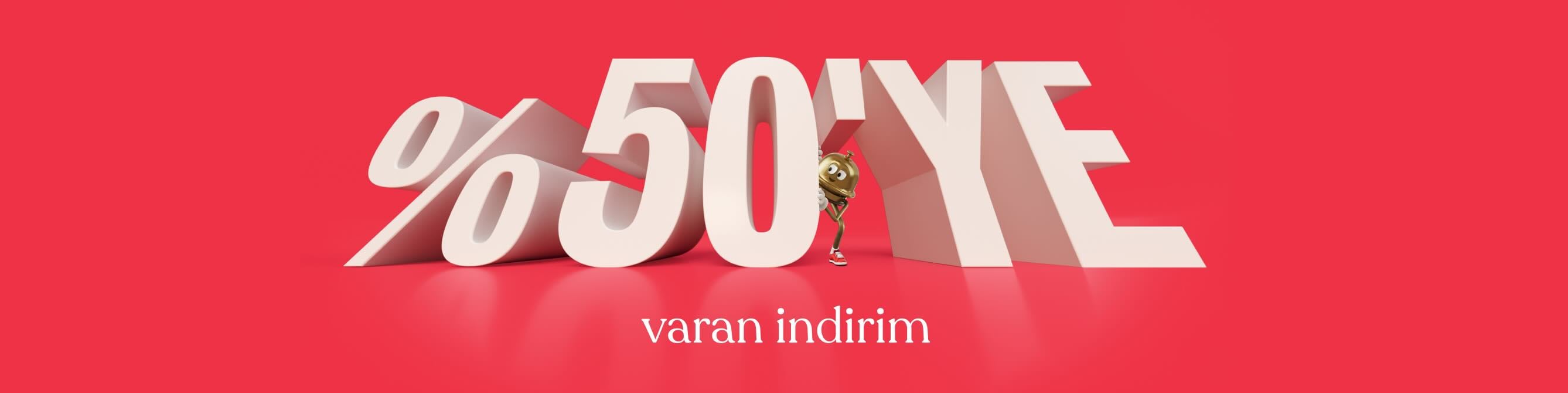 Hotels.com'un maskotu Bellboy, devasa bir "%50" yazısının üzerinden bakıyor.