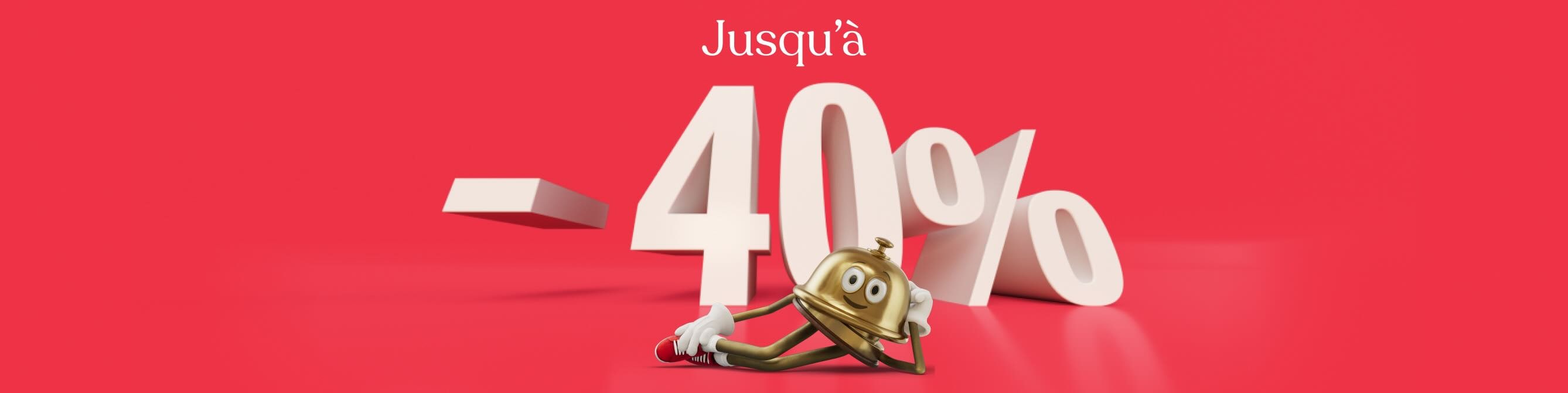 Bellboy, la mascotte d’Hotels.com, allongé devant un « Jusqu’à -40 % ».