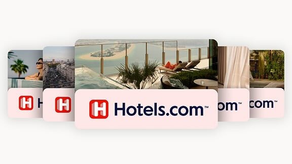 Tre presentkort på Hotels.com som visar populära destinationer för strand- och stadssemestrar.
