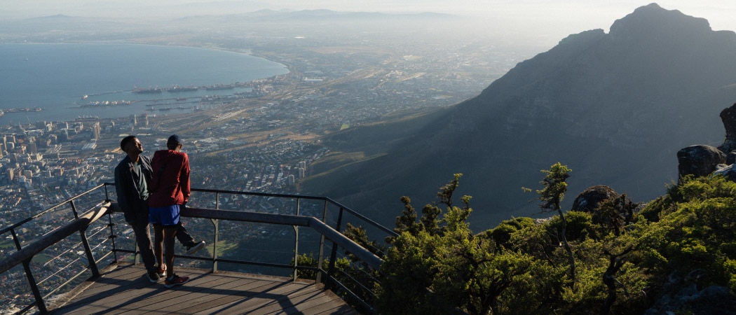 Deux personnes observent un point de vue sur la montagne de la Table, au Cap