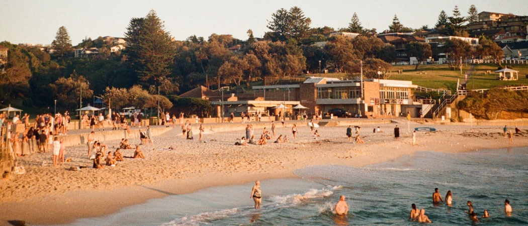 Des personnes en vacances profitent du soleil sur la plage de Bondi Beach à Sydney