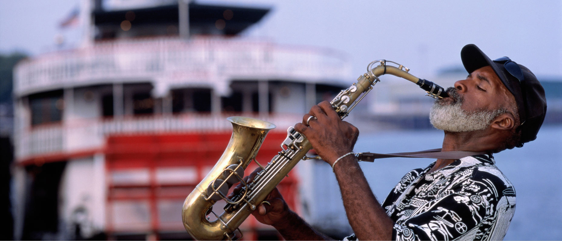 Une personne jouant du saxophone lors du Jazz Fest à La Nouvelle-Orléans