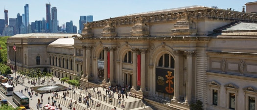 Vue de l’extérieur du Metropolitan Museum of Art avec des gratte-ciel en arrière-plan