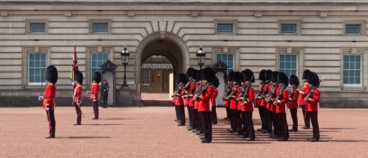 Les gardes font la queue pour la relève de la garde à l’extérieur de Buckingham Palace