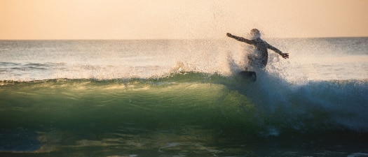 Vue rapprochée d’une personne surfant sur une vague