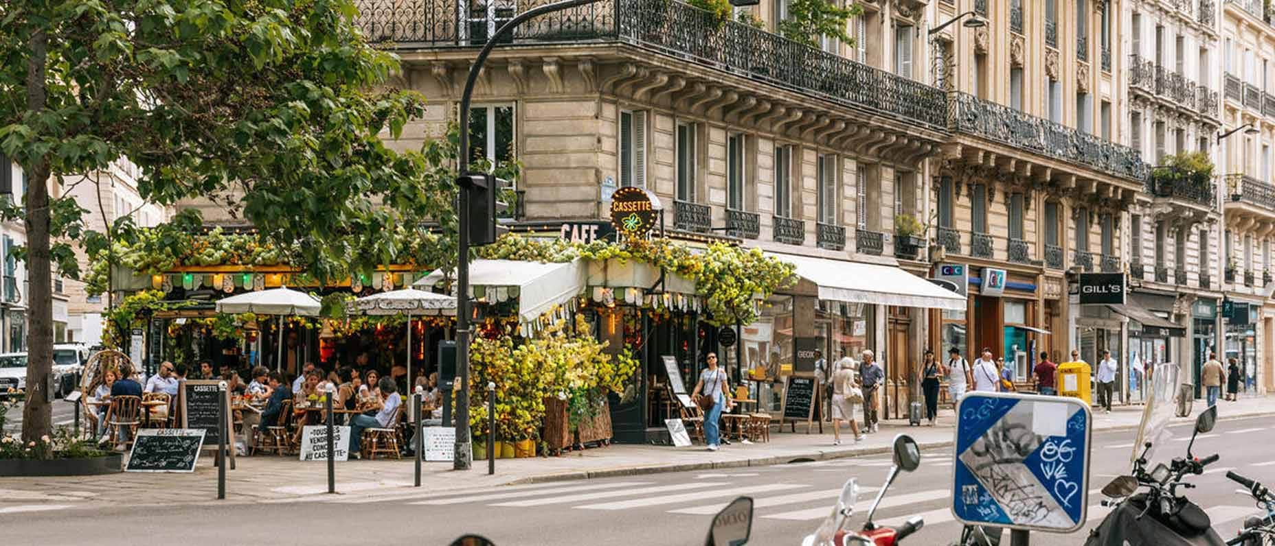 Ünlü turistik yerleri ve büyüleyici ambiyansıyla Paris'in ruhunu yansıtan bir manzara.