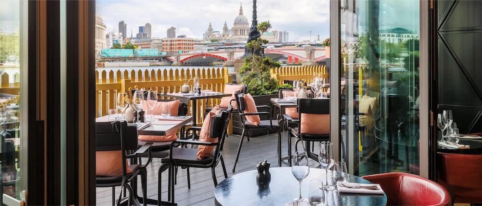 Vue panoramique depuis le bar de l’hôtel Sea Containers London, avec la Tamise et les monuments emblématiques de Londres.