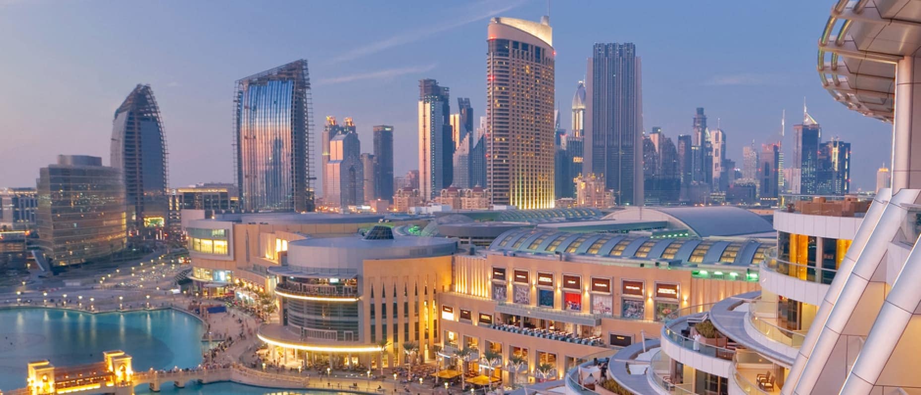 Une superbe vue sur les gratte-ciel de Dubaï au coucher du soleil