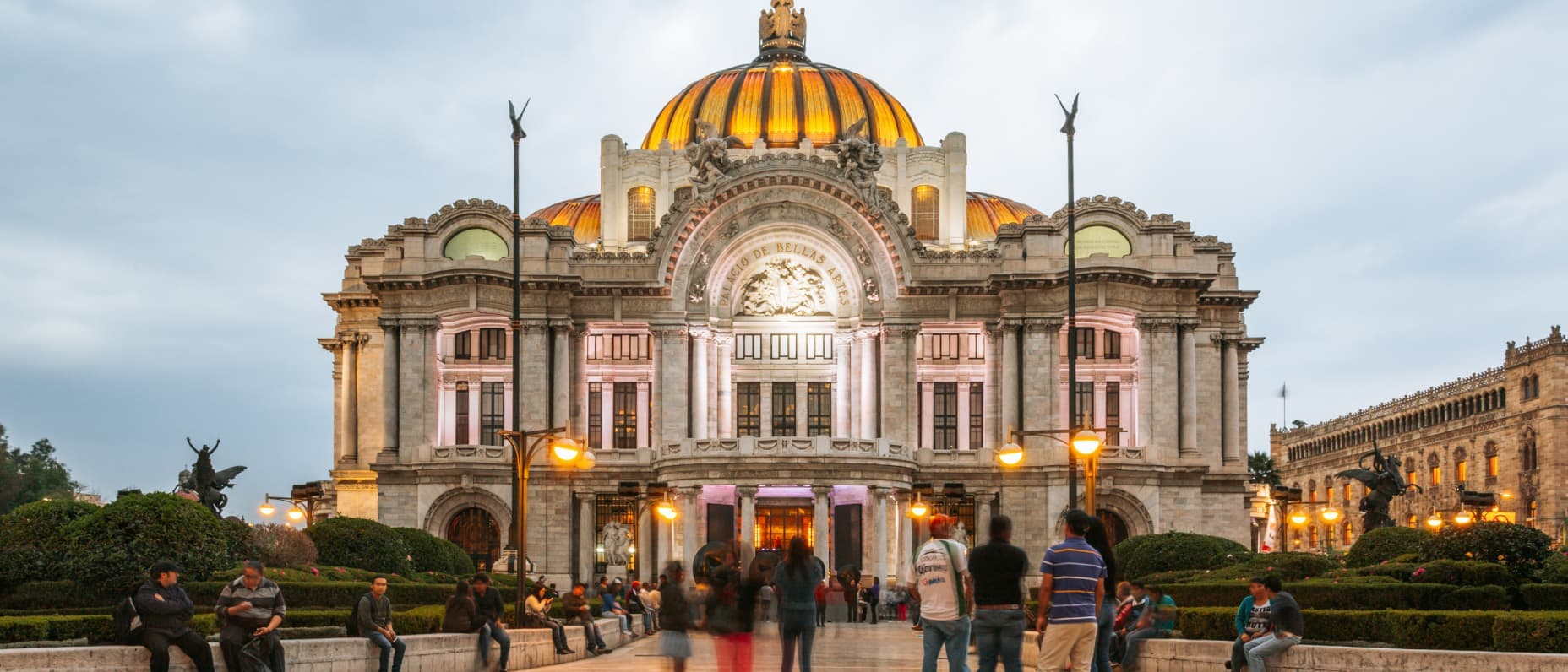 Visitantes descansan frente al Palacio de Bellas Artes, el museo de arte más importante de la Ciudad de México