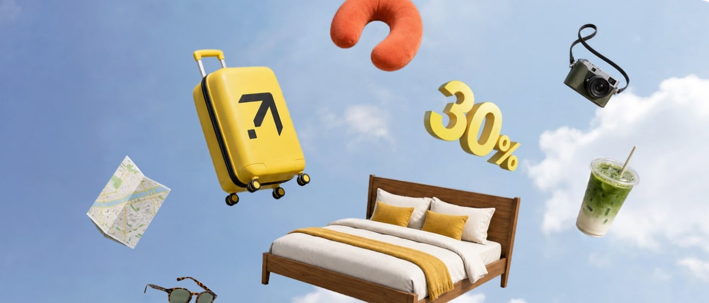 Una maleta amarilla con el logo de Expedia, una cama de hotel, un mapa, lentes de sol, una cámara, una almohada de viaje y una bebida con hielo flotan sobre un cielo azul claro, con un gráfico de un 30% en color amarillo llamativo en el centro.