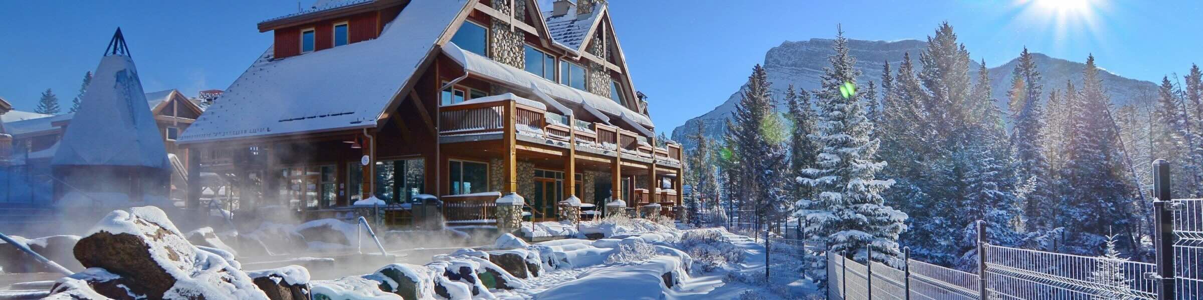 Propriété de vacances en montagne haut de gamme à louer pour l’hiver, en pierre et en bois, avec des sources chaudes et les Rocheuses spectaculaires en arrière-plan
