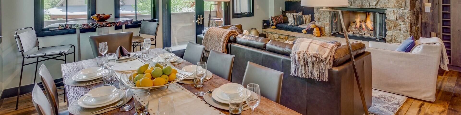 Une table élégamment mise dans une propriété de vacances spacieuse, dans un décor chaleureux et un vaste espace pour vous détendre avec vos proches.