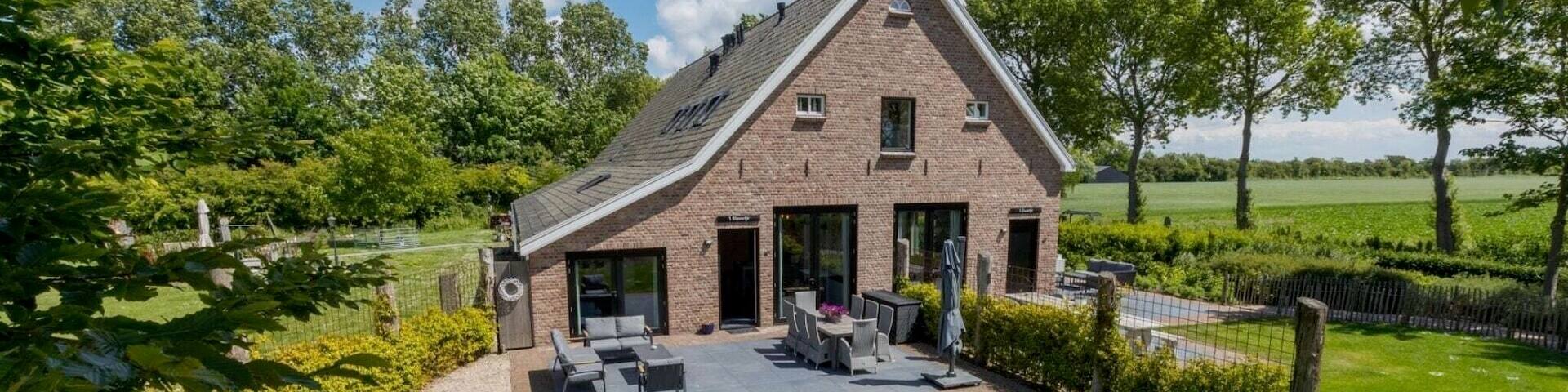 Eine Ferienunterkunft mit Esstisch auf dem Balkon und einer spektakulären Aussicht auf das Meer