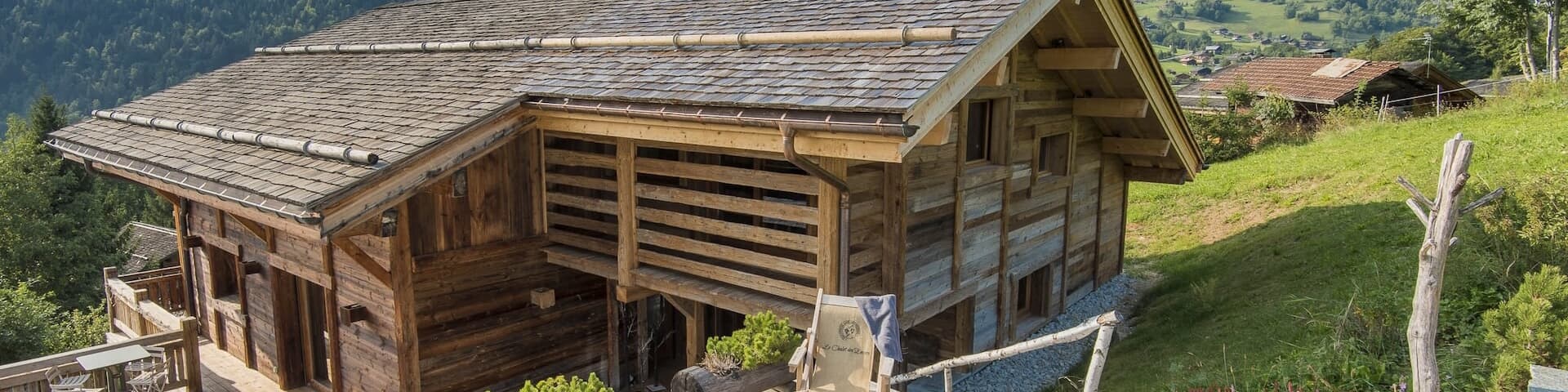Un confortable chalet en bois Ă  la campagne dans un Ă©crin de verdure au cĆur des montagnes.