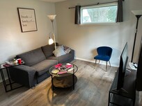 Living room (angle 2)