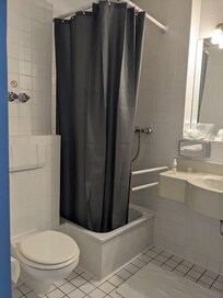 シンプルで広いバスルーム
