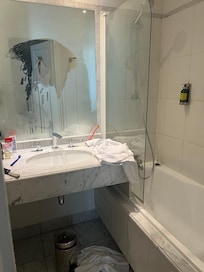 Foto do espelho embaçado pela manhã